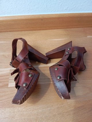 Sandalias de tacón marrón con flecos