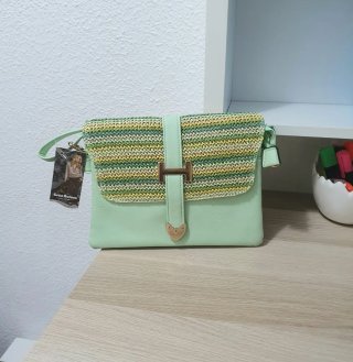 Bolso verde y multicolor tejido