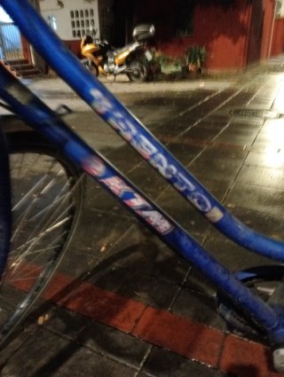 Bicicleta de paseo azul KTM
