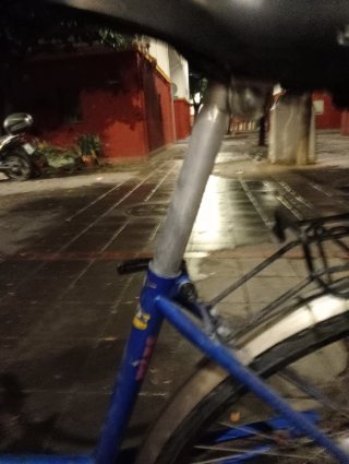 Bicicleta de paseo azul KTM