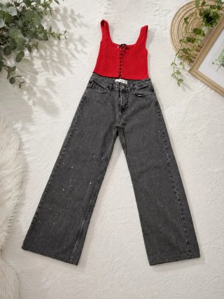 Top rojo y vaqueros grises brillantes