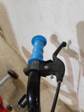 Bicicleta infantil roja y azul