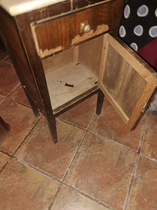 Mesita de noche de madera y mármol