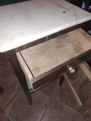 Mesita de noche de madera y mármol