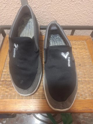 Zapatos slip-on negros y grises