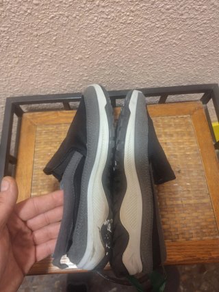 Zapatos slip-on negros y grises