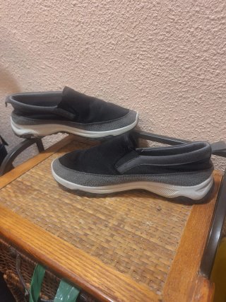Zapatos slip-on negros y grises