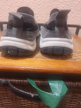 Zapatos slip-on negros y grises