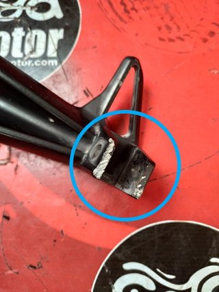 Soporte estribera trasera izquierda para Yamaha FZ8 2D12741L10