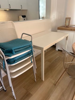 Mesa extensible blanca + 4 sillas blancas.