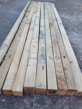 Listones, vigas, palos, postes, puntales de madera