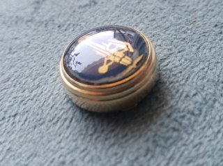 Gemelos y pasador de corbata dorados
