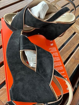 Sandalias ante Zara Tacon Cuña Negro y Dorado