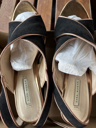Sandalias ante Zara Tacon Cuña Negro y Dorado