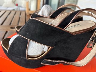 Sandalias ante Zara Tacon Cuña Negro y Dorado