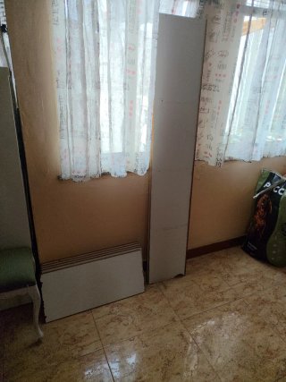 Estantería blanca con detalles marrones urge!!!!!