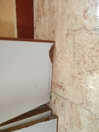 Estantería blanca con detalles marrones urge!!!!!