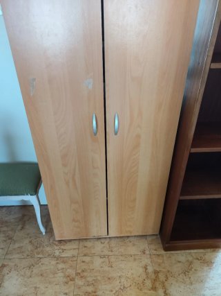 Armario de madera con estantes urge!!!!!!