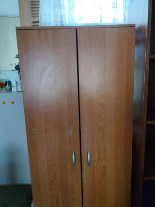Armario de madera con estantes urge!!!!!!