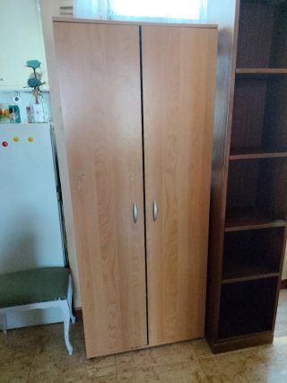 Armario de madera con estantes urge!!!!!!