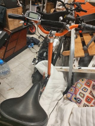 Monopatín eléctrico naranja y negro