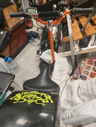 Monopatín eléctrico naranja y negro