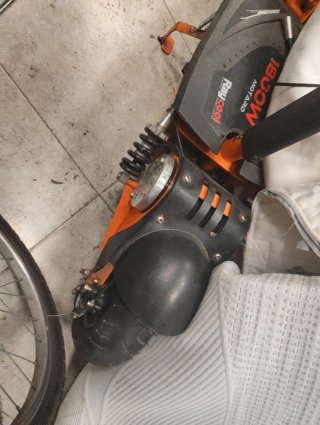 Monopatín eléctrico naranja y negro