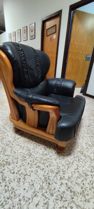 Sofá de cuero y madera
