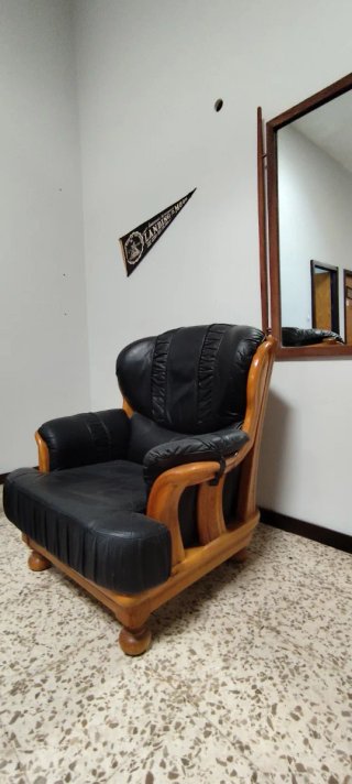Sofá de cuero y madera