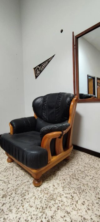 Sofá de cuero y madera