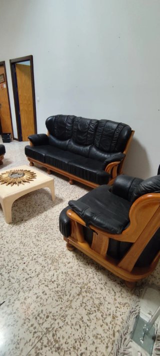 Sofá de cuero y madera