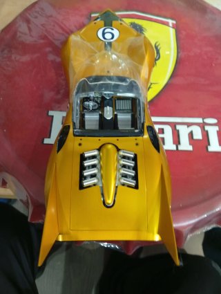 Coche a escala 1:18