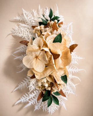 Tocado preservado beige y blanco