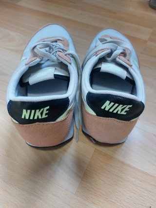 Zapatillas Nike Beige y blanco