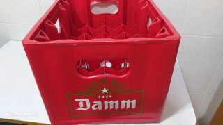 Caja Cerveza Damm Roja Plástico Duro Antigua