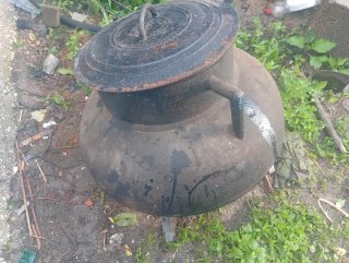 Olla antigua de hierro fundido
