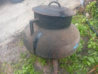 Olla antigua de hierro fundido