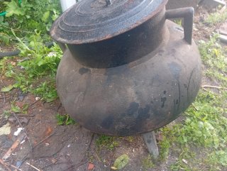 Olla antigua de hierro fundido