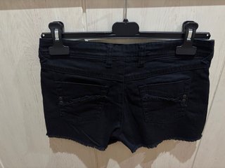 Pantalón corto vaquero negro desgastado
