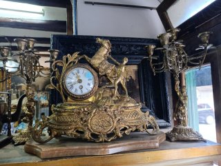 Reloj de sobremesa antiguo dorado