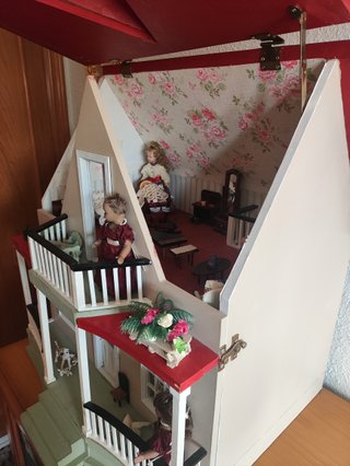 Casa de muñecas con muñecas