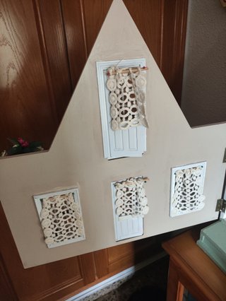 Casa de muñecas con muñecas