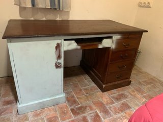 Escritorio antiguo de madera centenario