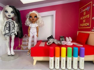 Casa Rainbow High con 8 Muñecas y sus accesorios .