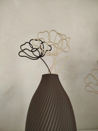 Vaso decorarivo marrone con 2 fiori stilizzati