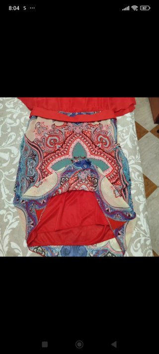 Vestido estampado rojo y multicolor