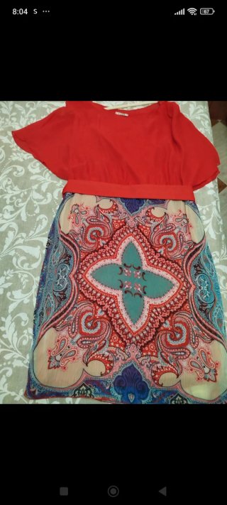 Vestido estampado rojo y multicolor