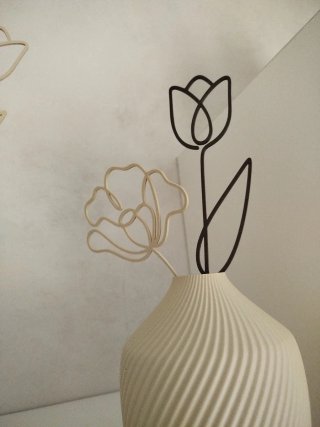 Vaso decorativo beige con 2 fiori stilizzati