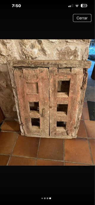 Ventana antigua de madera con reja