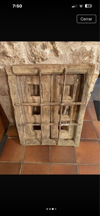 Ventana antigua de madera con reja
